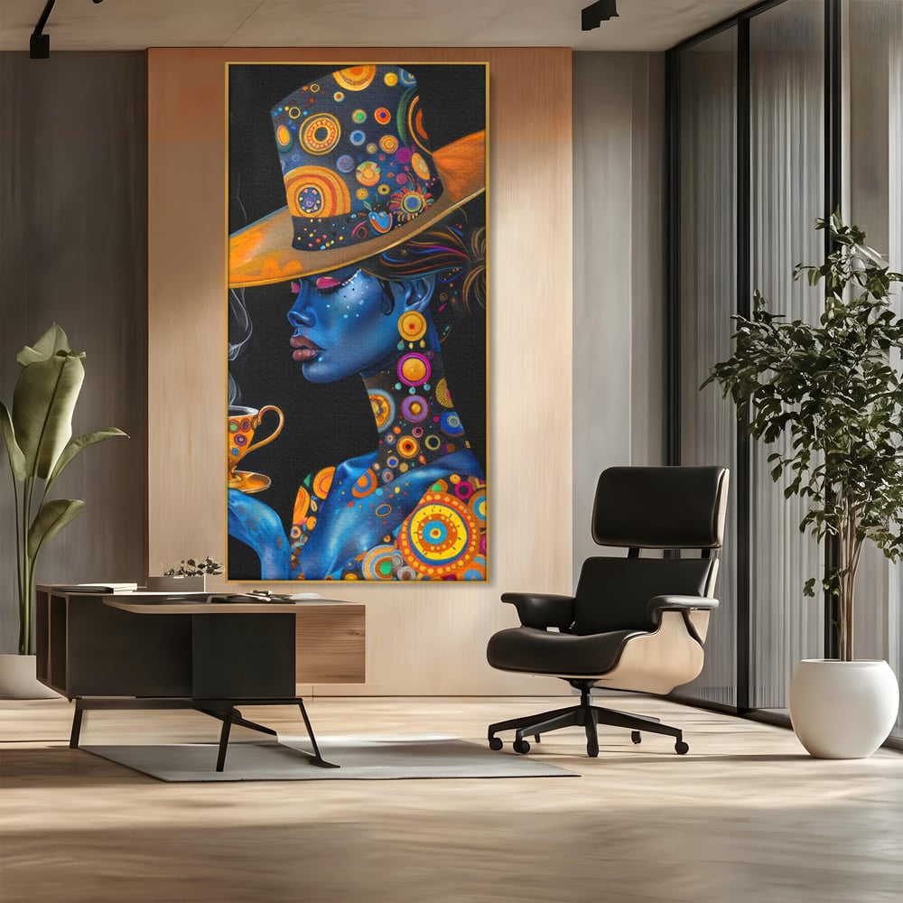 Tablou canvas cu tablou canvas cu portretul unei femei albastre, in rama de aluminiu auriu, pe perete intr-un birou